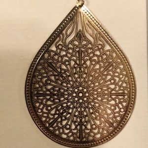 Lightweight drop shape filigree